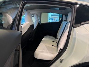 Tesla Model Y bild 18