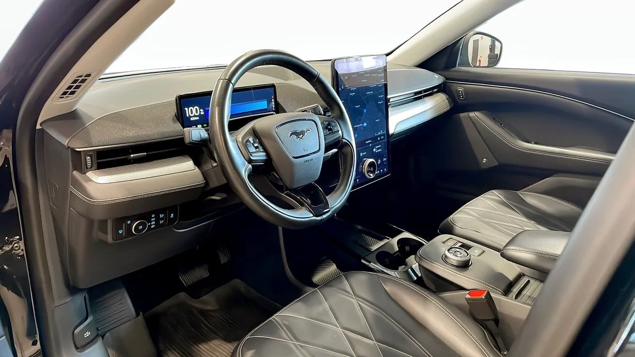 Vehicle image 18