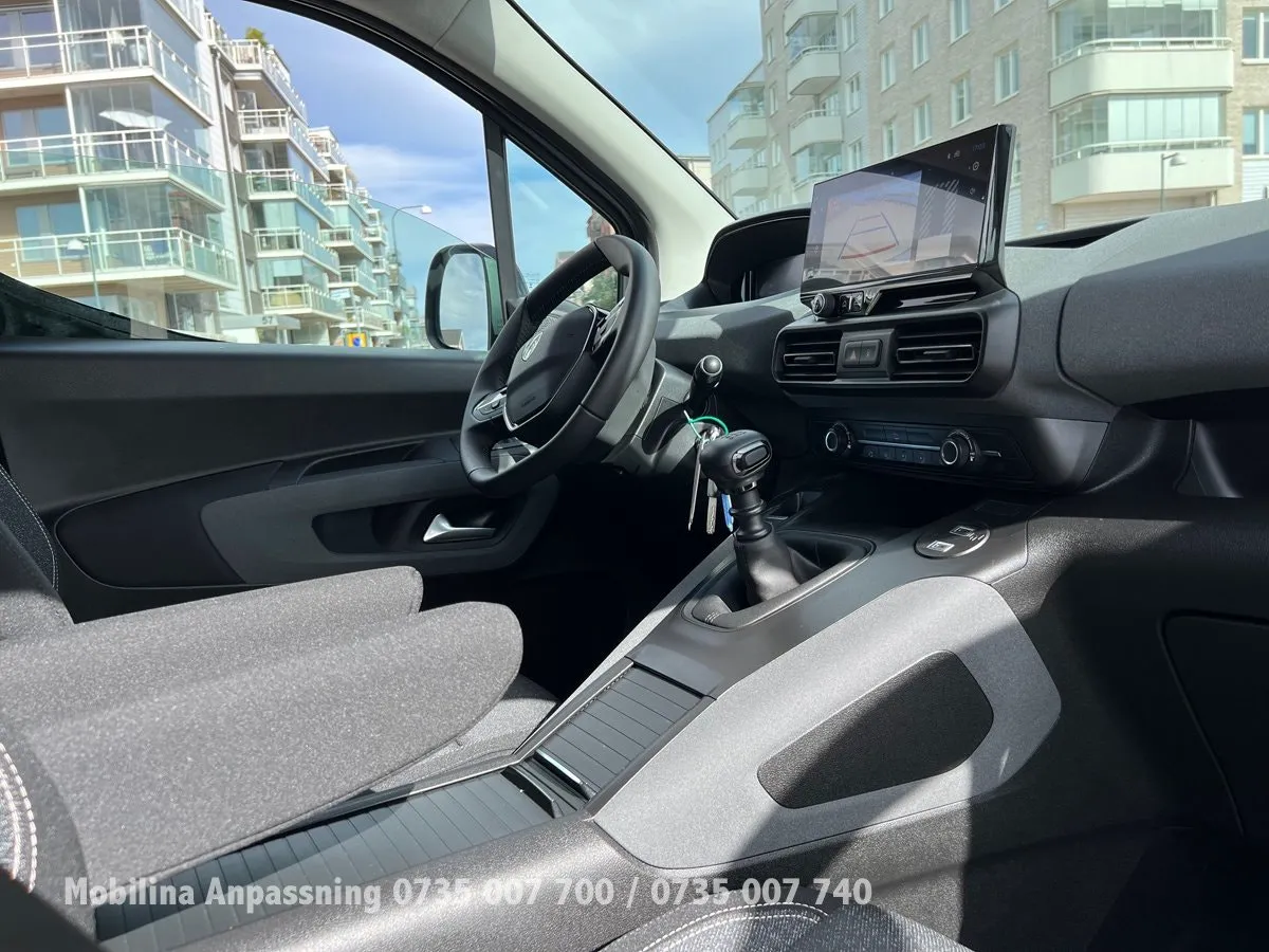 Vehicle image 25