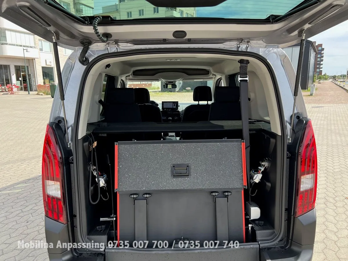 Vehicle image 18