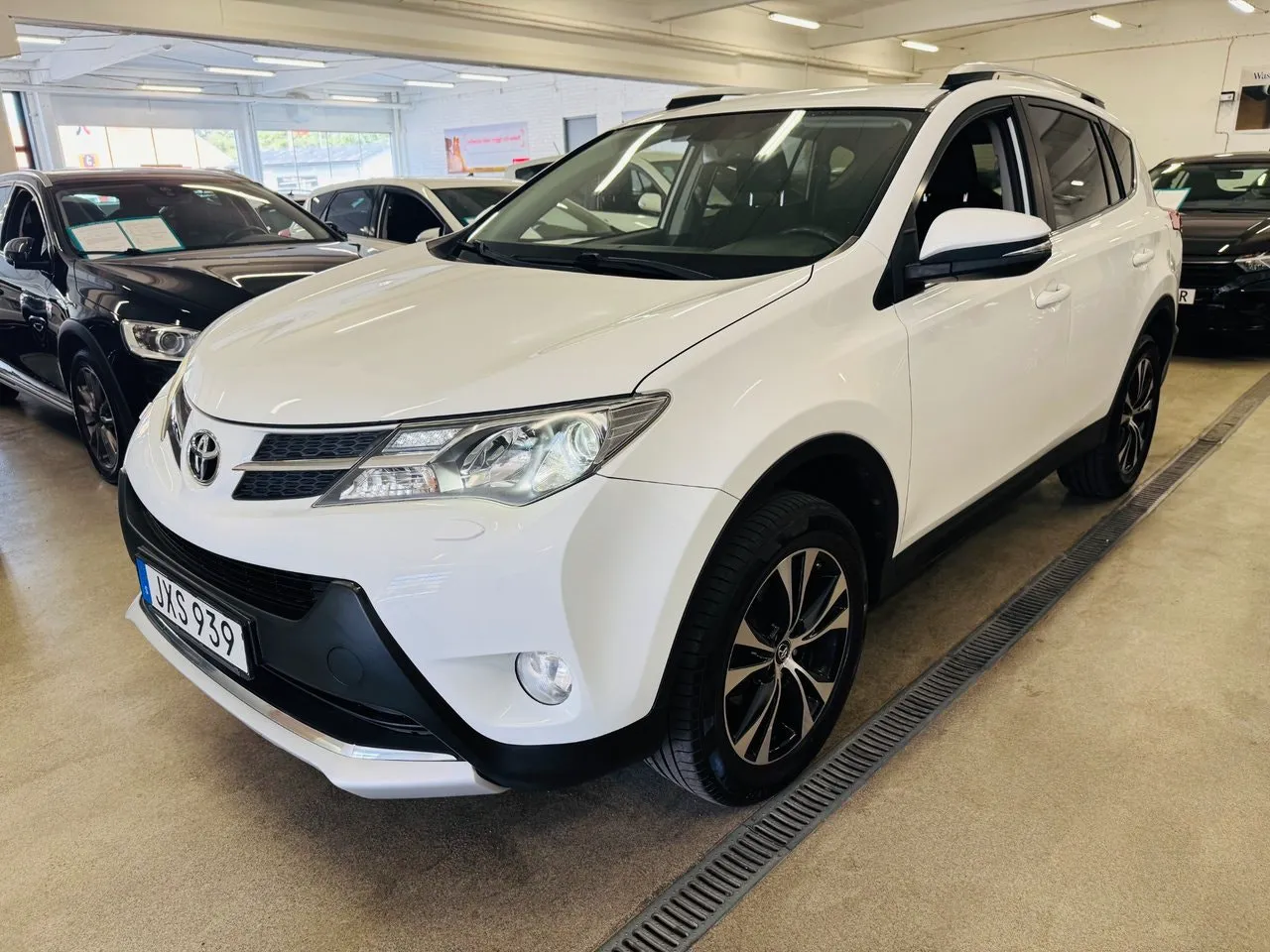 Vehicle image 13