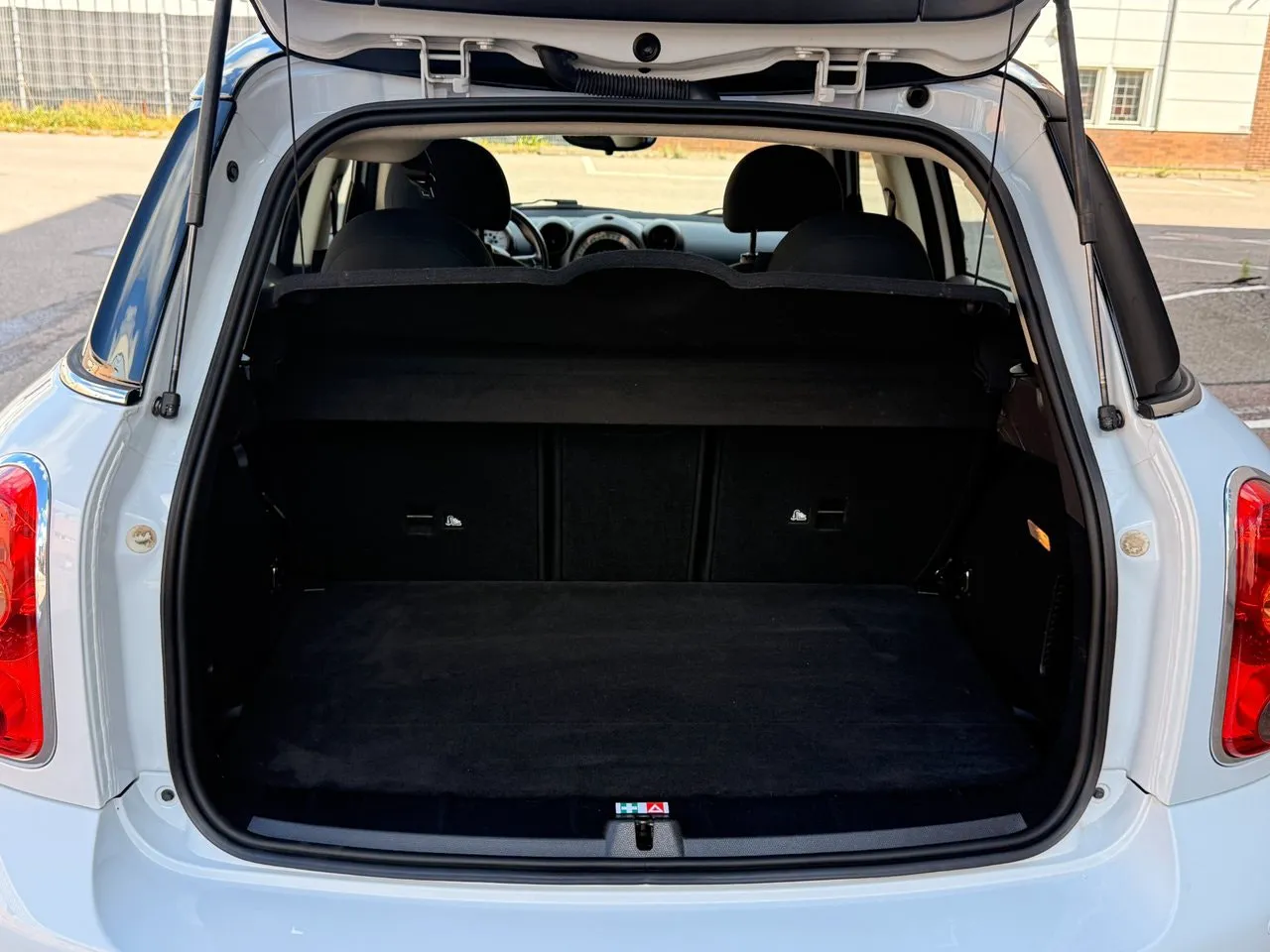 Vehicle image 16