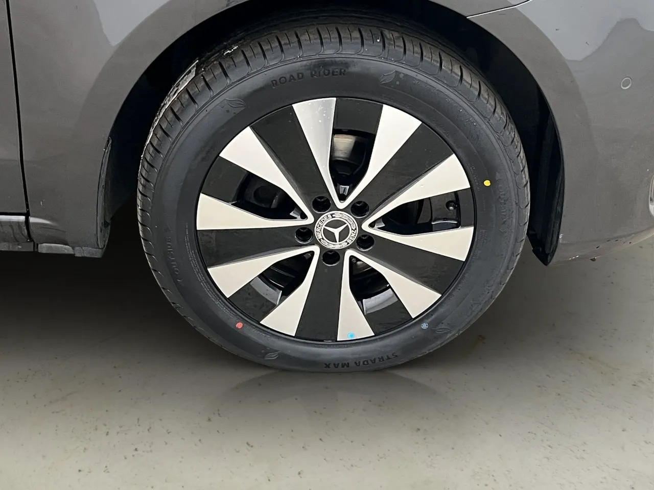 Vehicle image 32