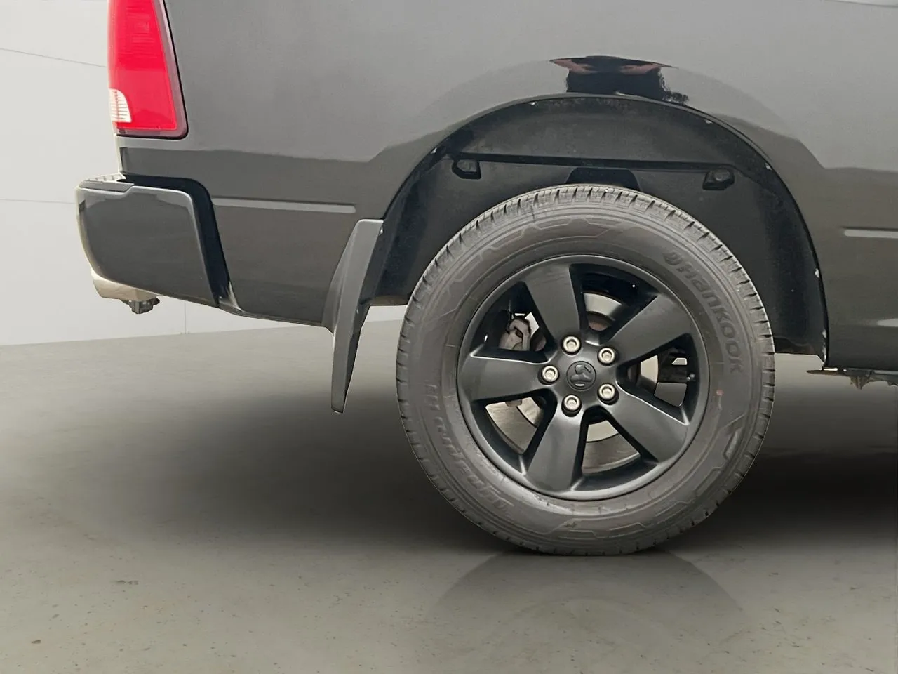 Vehicle image 32