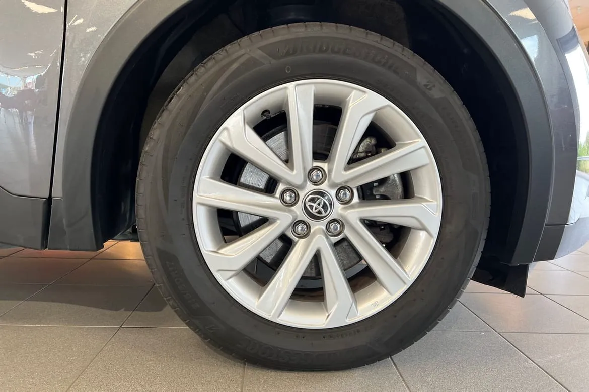 Vehicle image 16