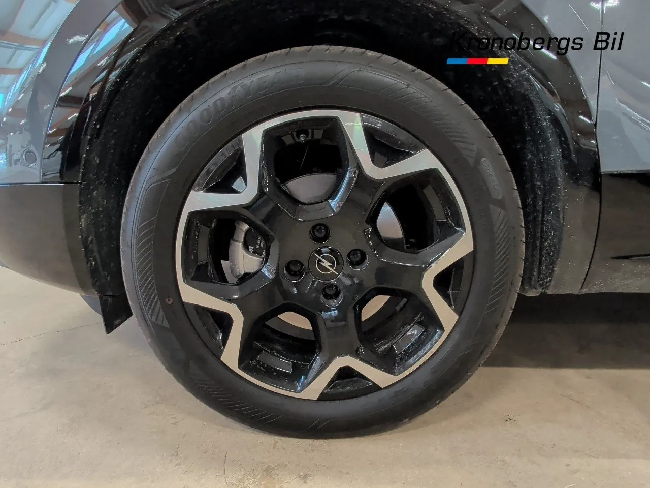 Vehicle image 15