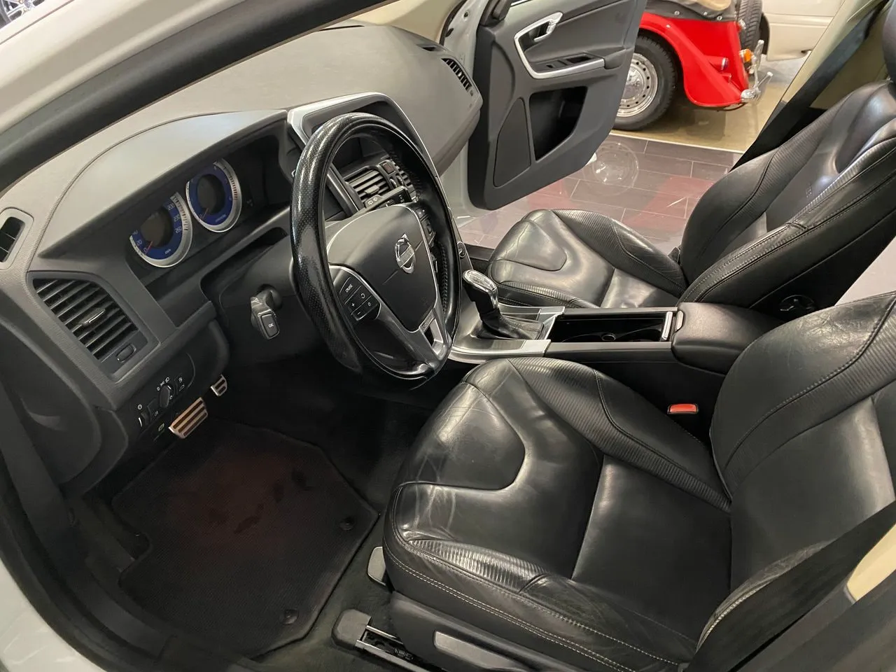 Vehicle image 16