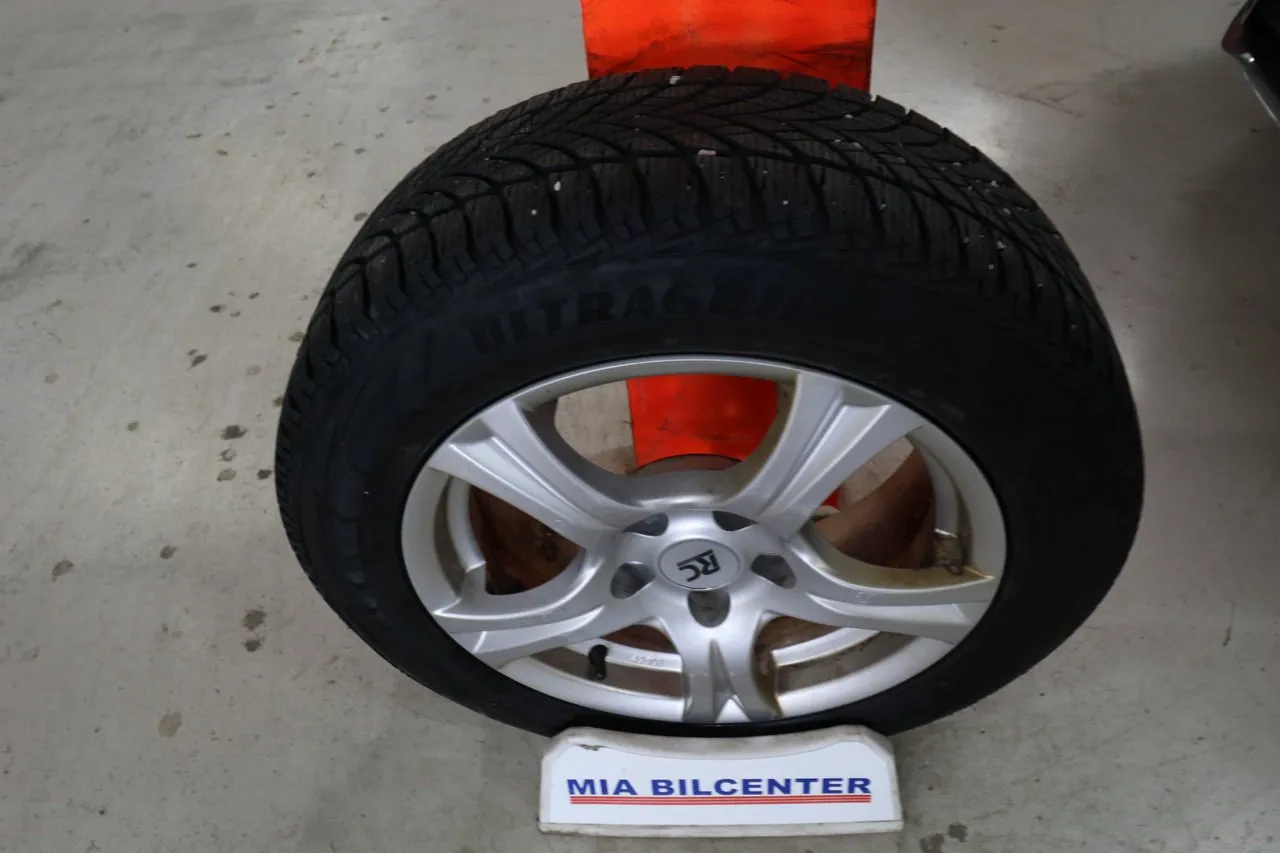 Vehicle image 15