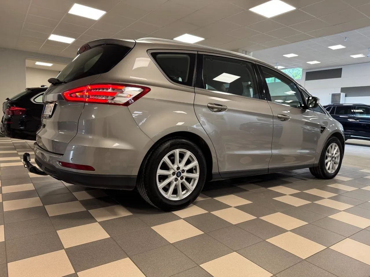 Vehicle image 5