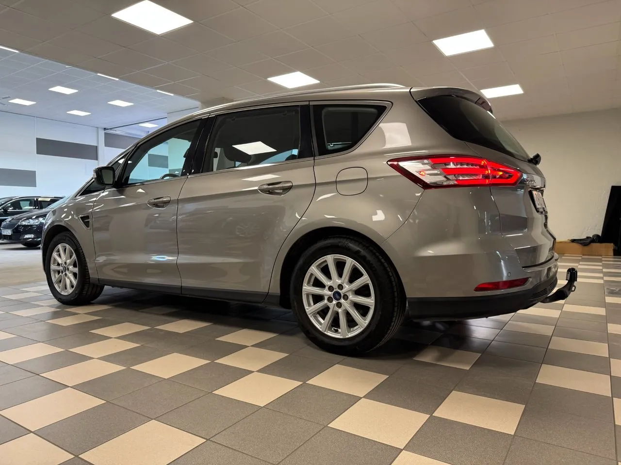 Vehicle image 4