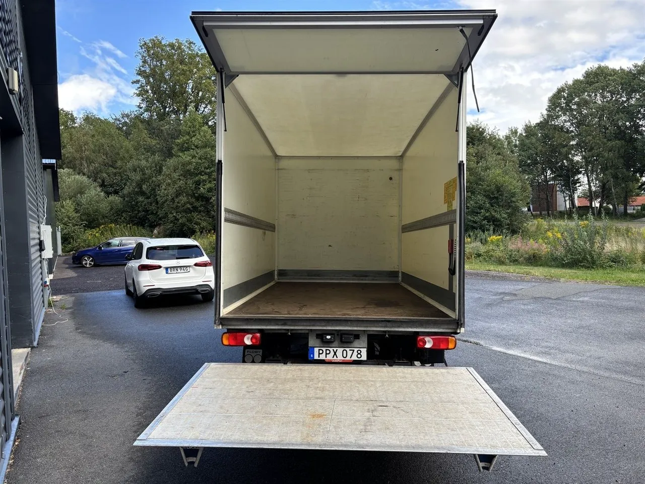 Vehicle image 15