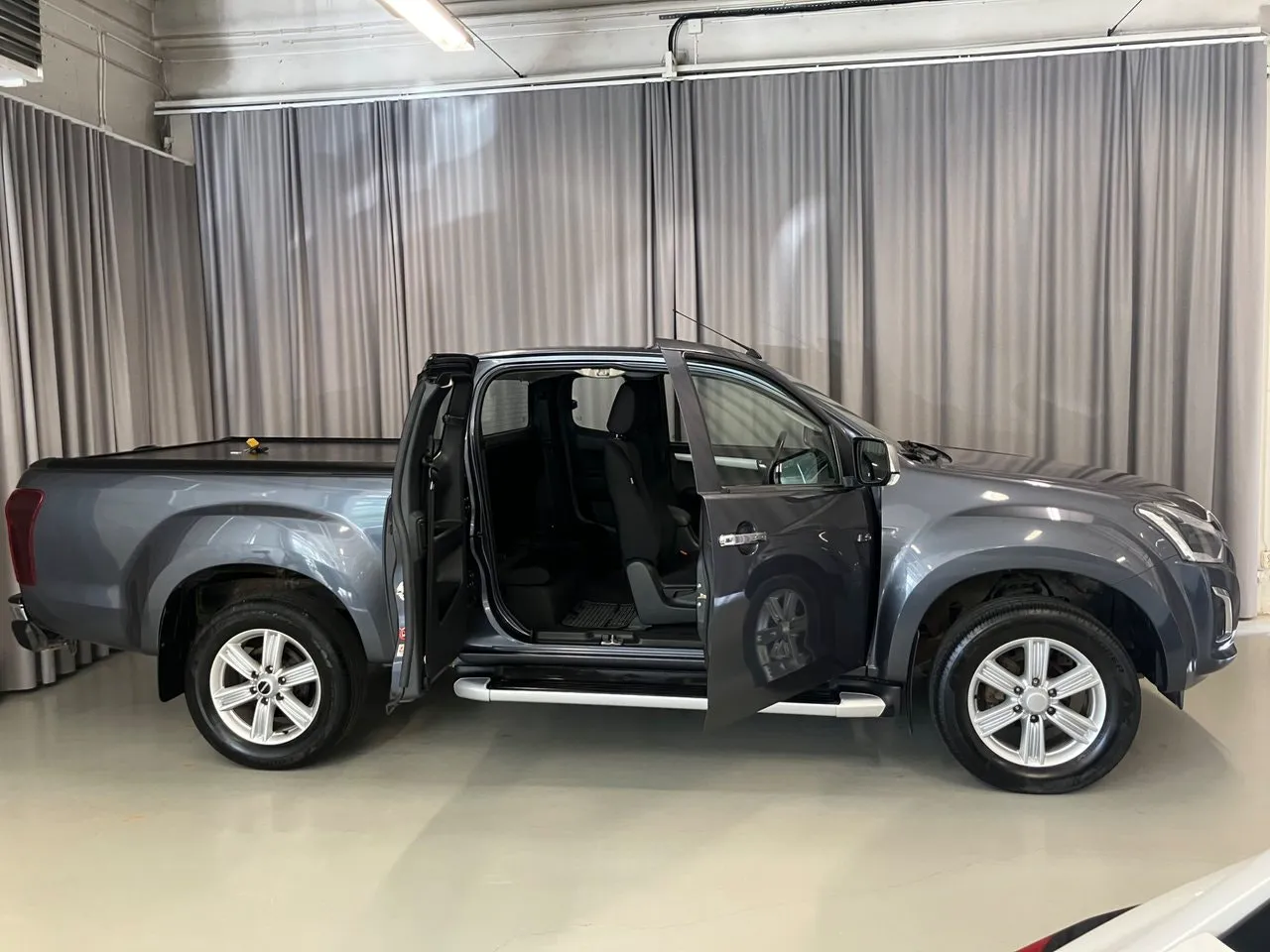 Vehicle image 5