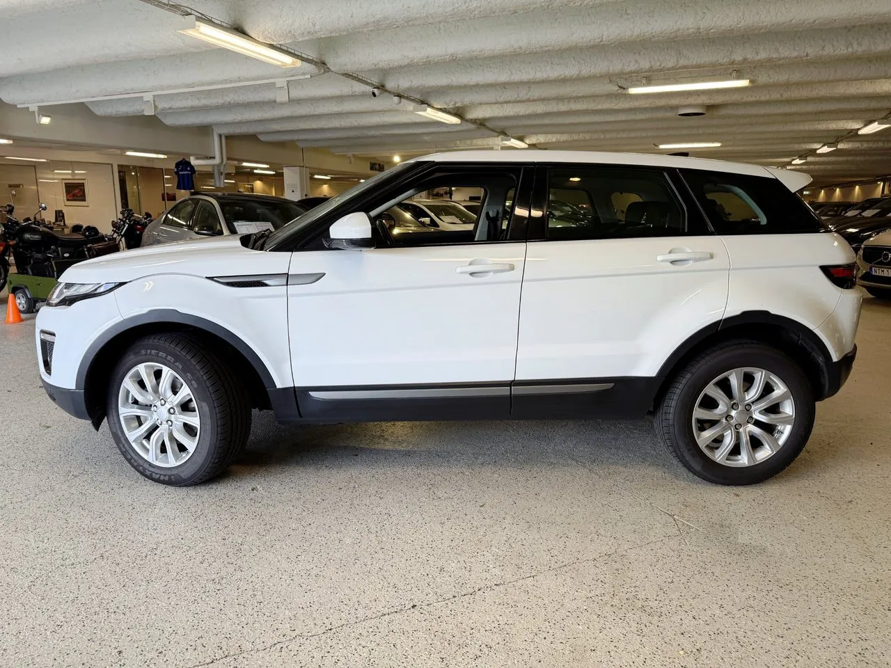Vehicle image 4