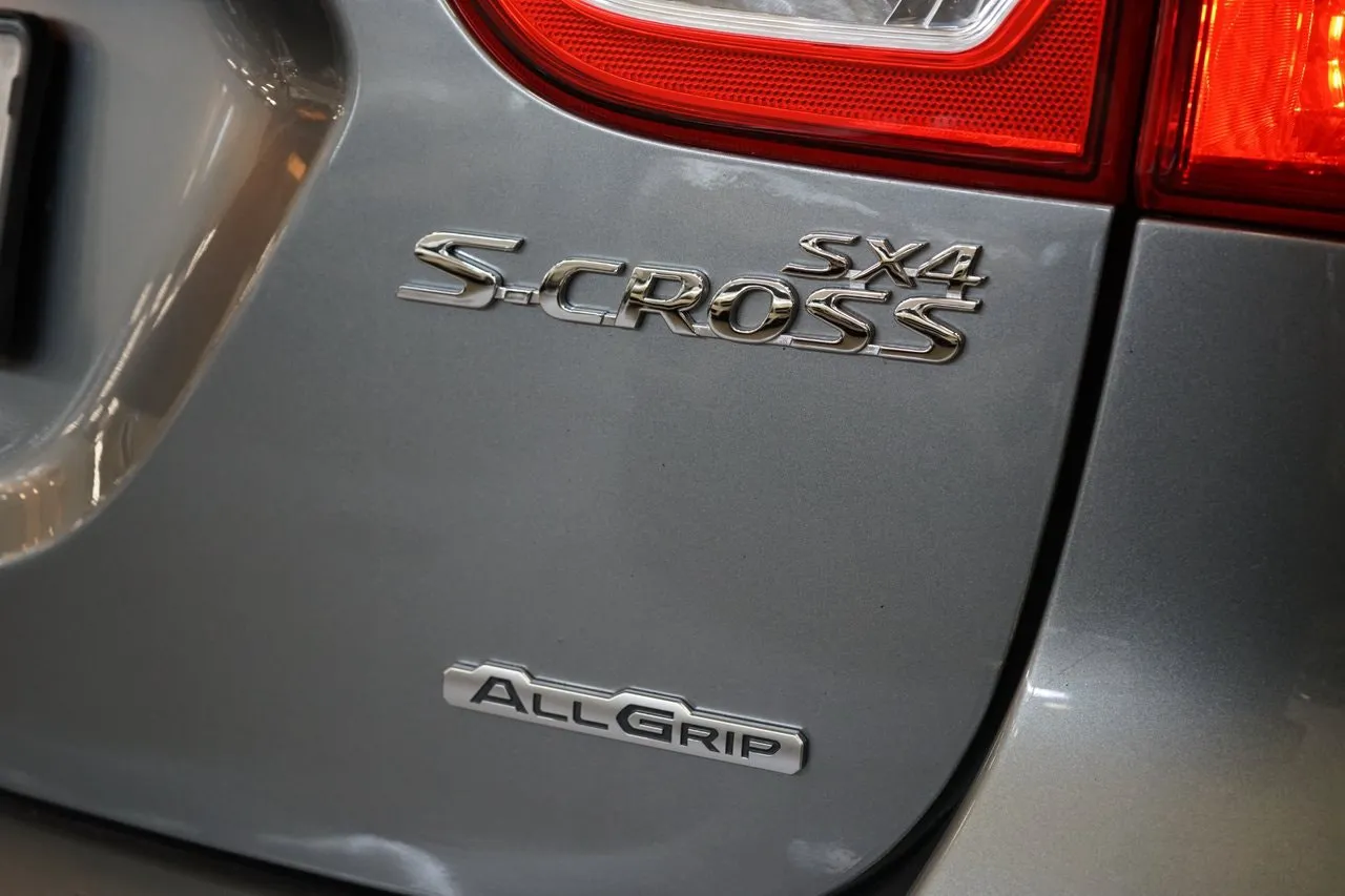 Vehicle image 14