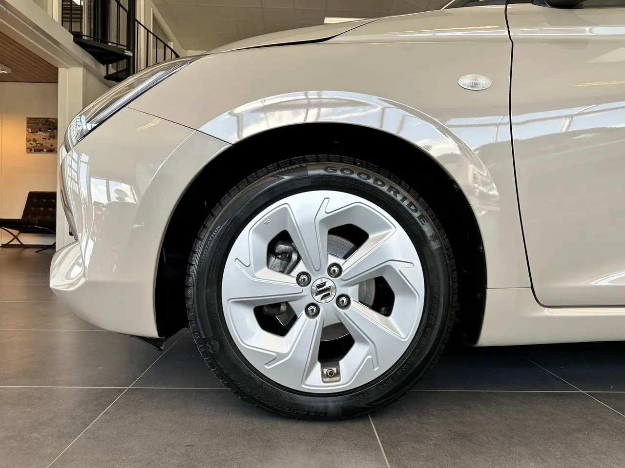 Vehicle image 5
