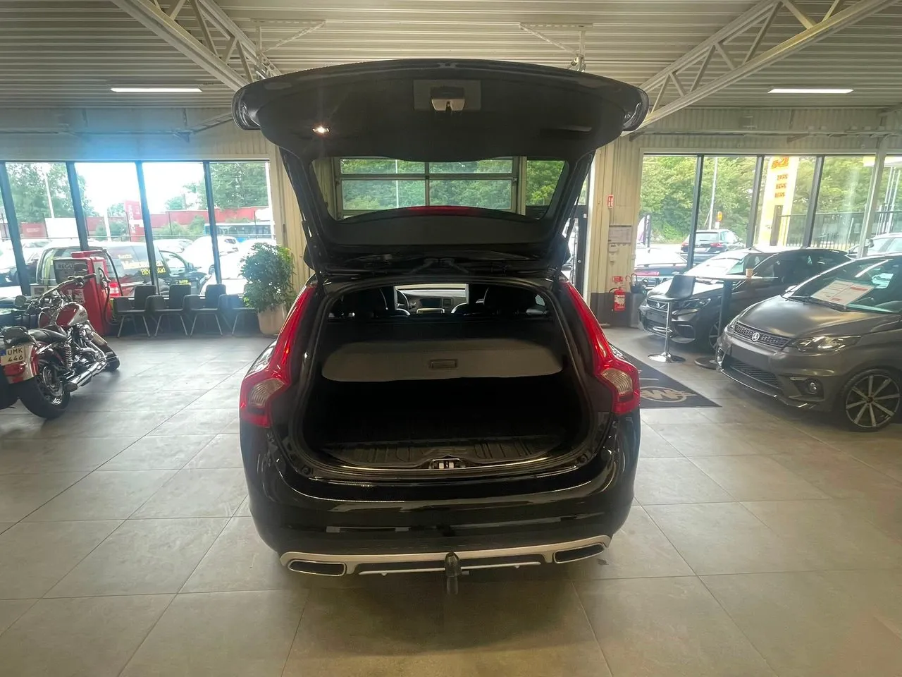 Vehicle image 6