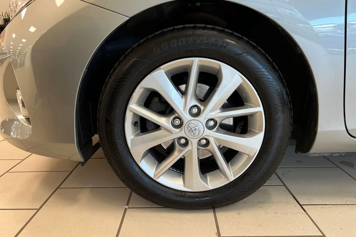 Vehicle image 16