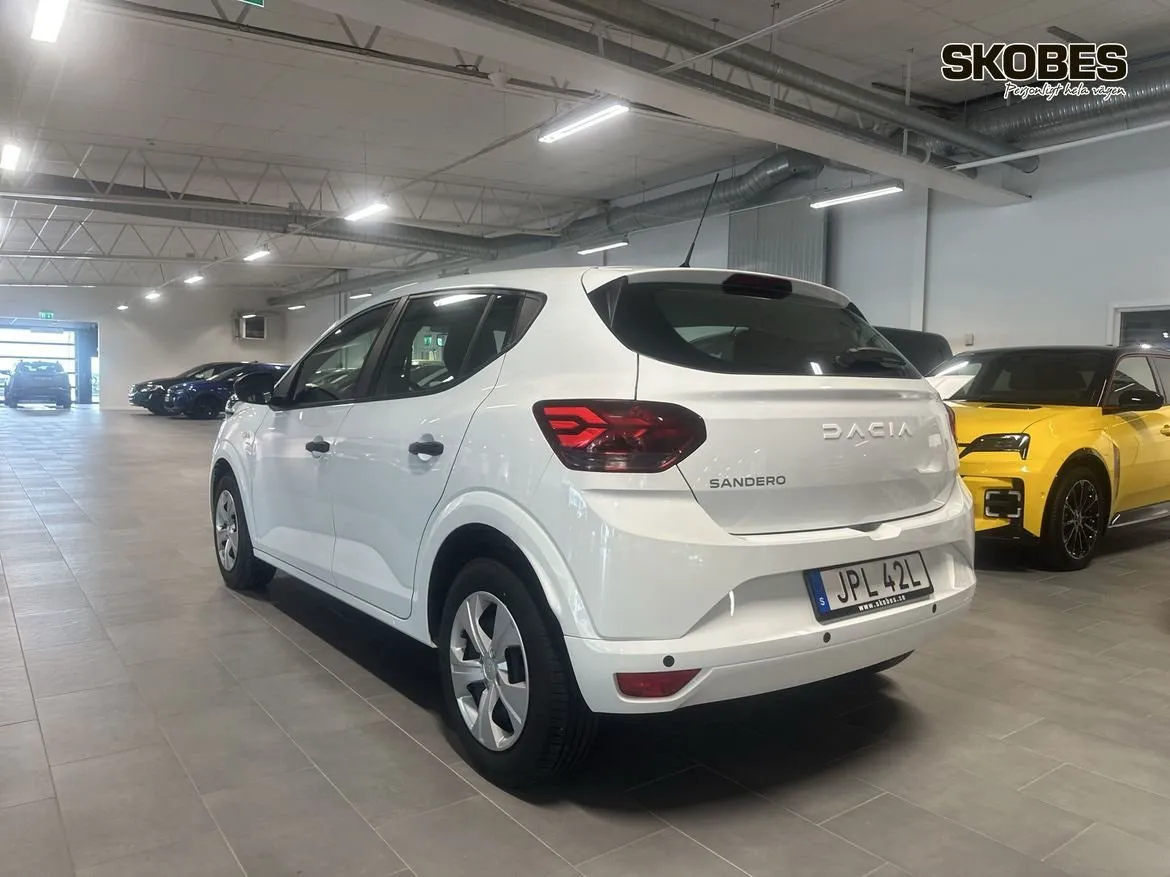 Vehicle image 3