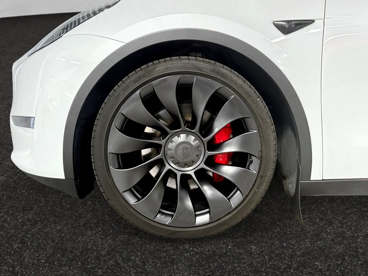 Tesla Model Y bild 18
