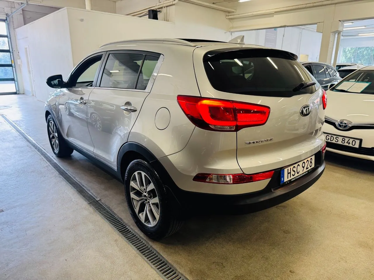 Vehicle image 16