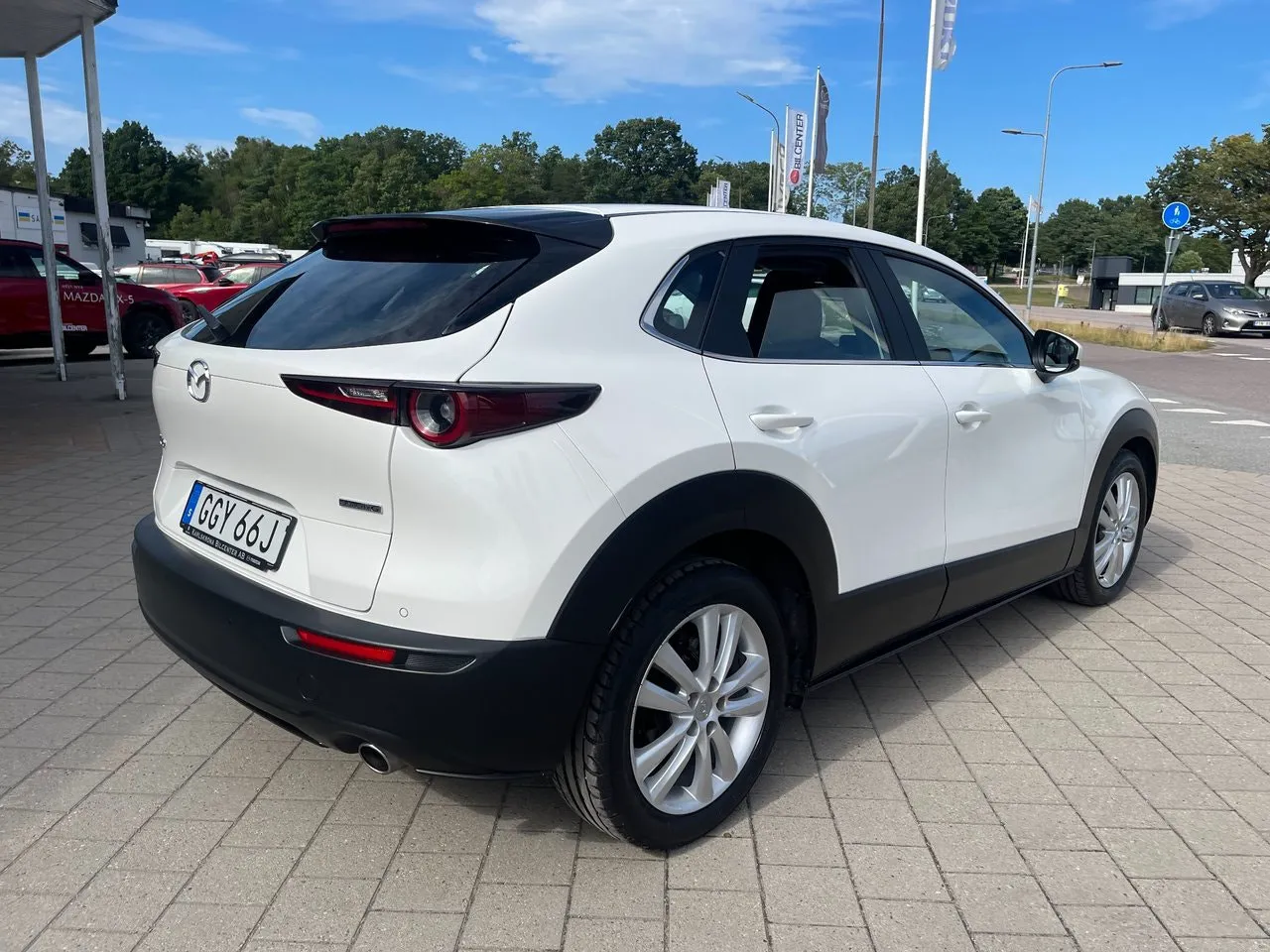 Vehicle image 4