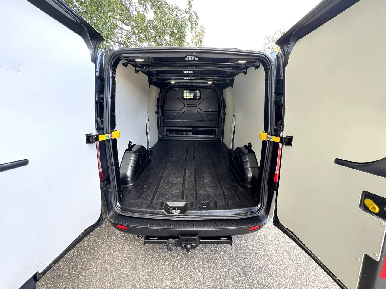 Vehicle image 16