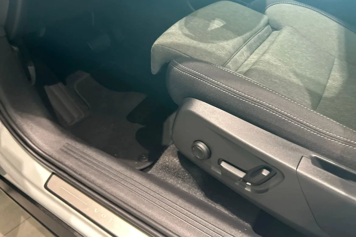 Vehicle image 18