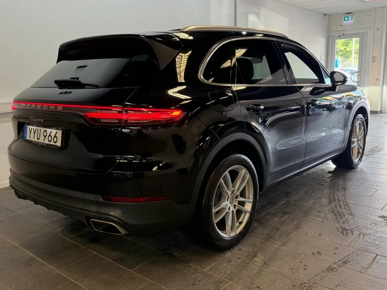 Vehicle image 9