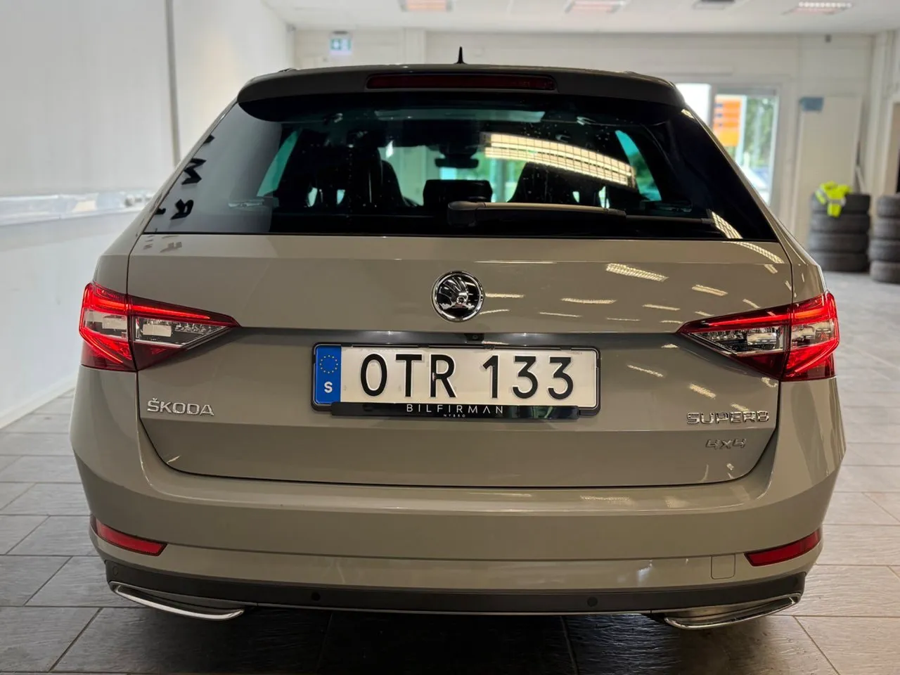 Vehicle image 15