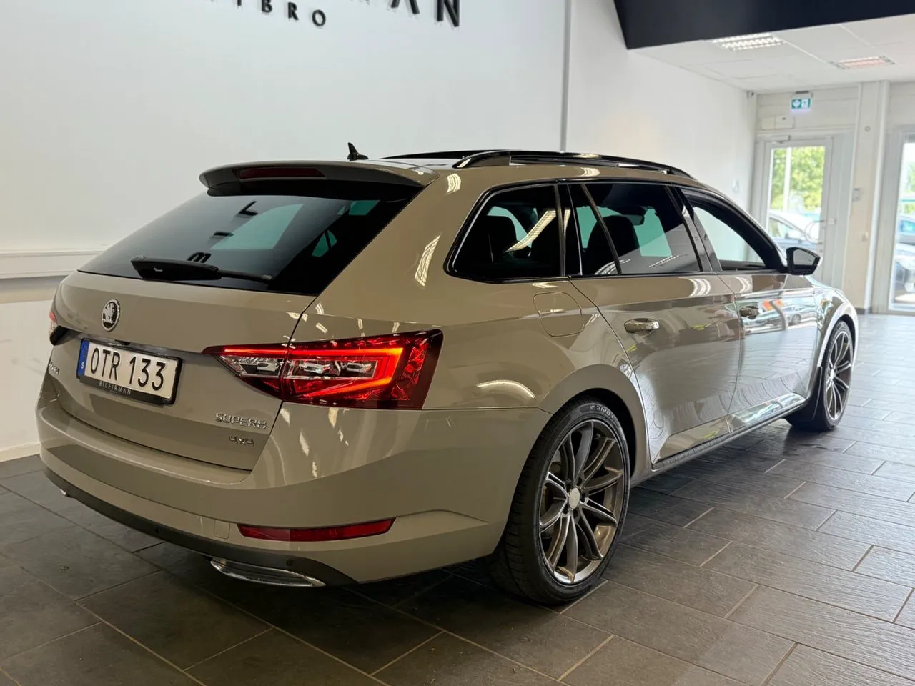 Vehicle image 16