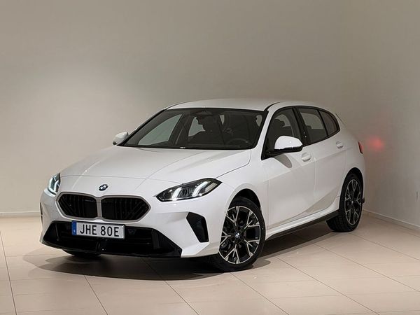 BMW 120 M-Sport Design, Rattvärme, Apple CarPlay, Backkamera - 2026