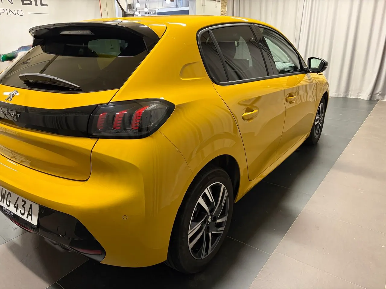 Vehicle image 3