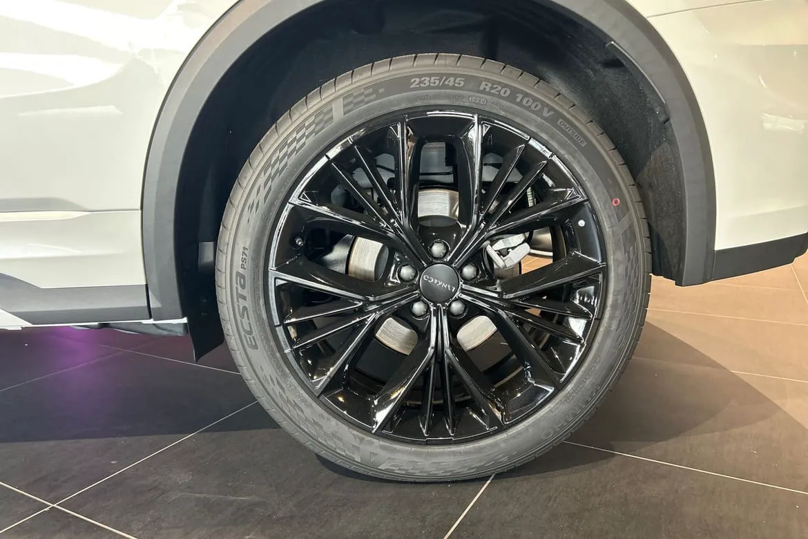 Vehicle image 16