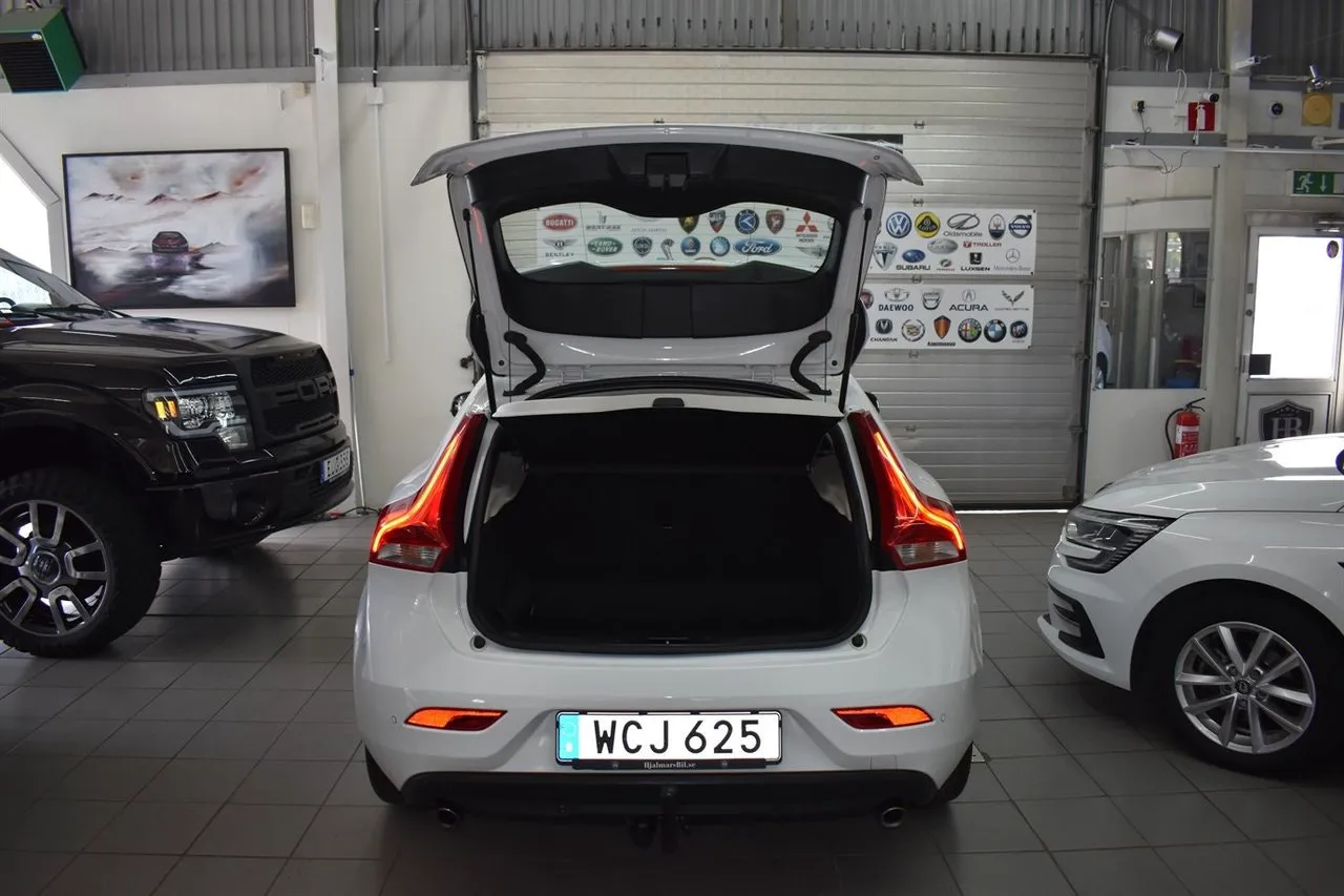 Vehicle image 15