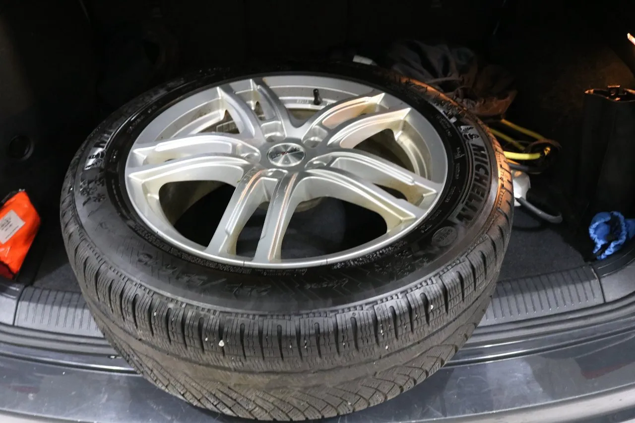 Vehicle image 16
