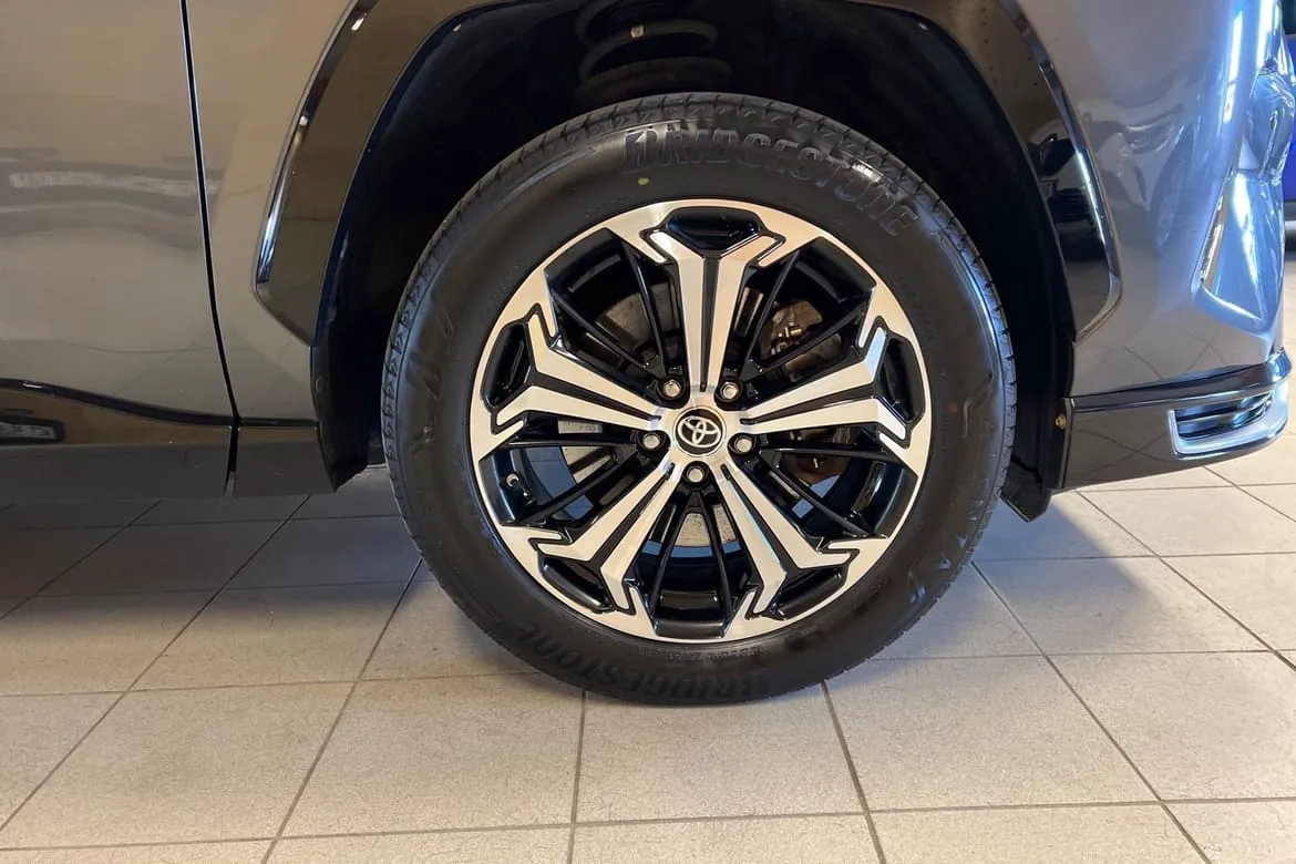 Vehicle image 16