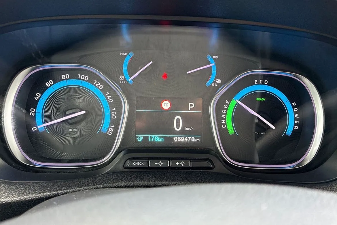 Vehicle image 15
