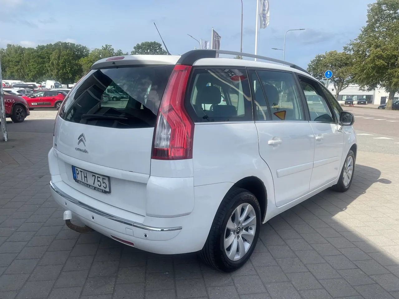 Vehicle image 4
