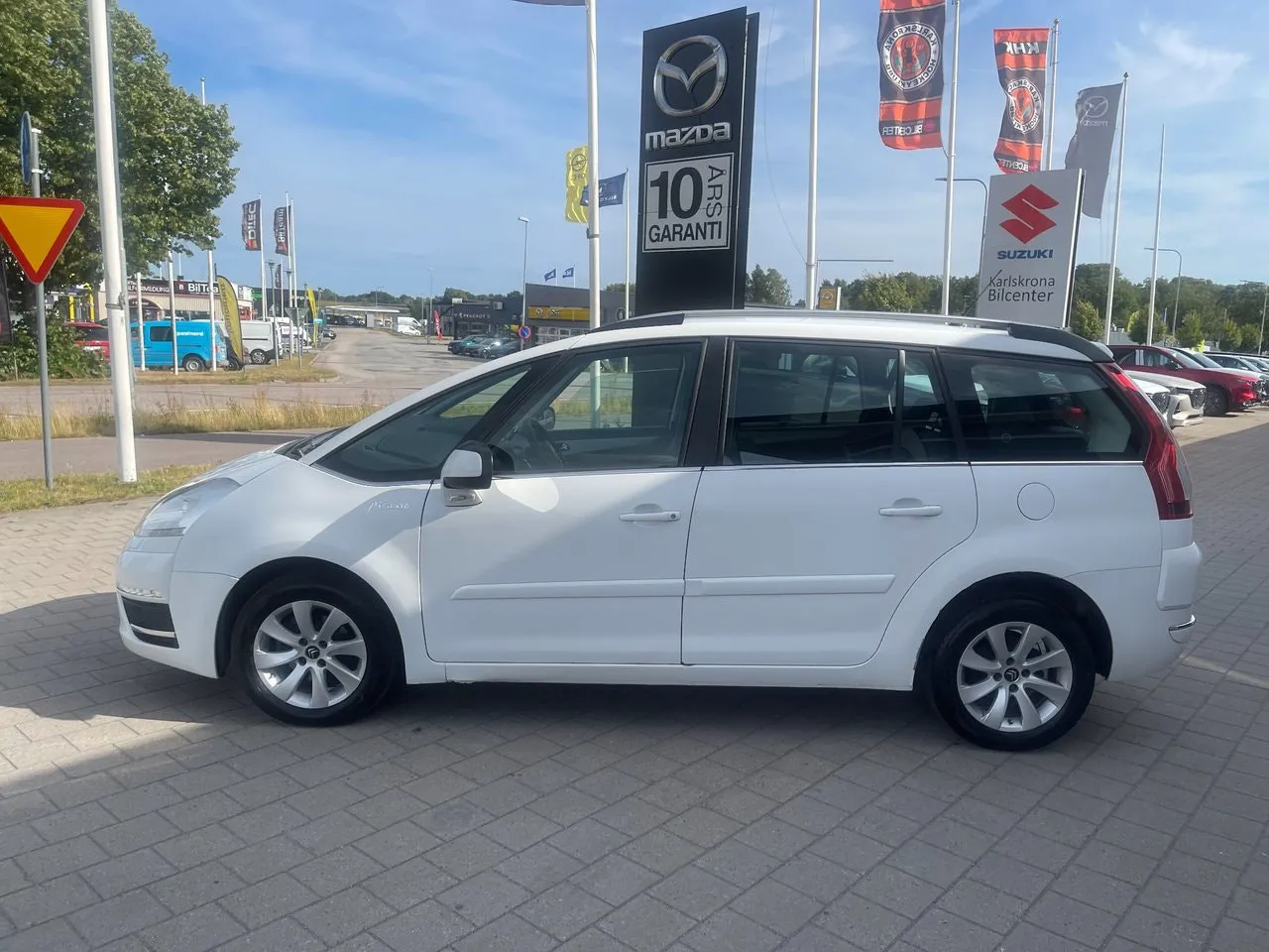Vehicle image 6