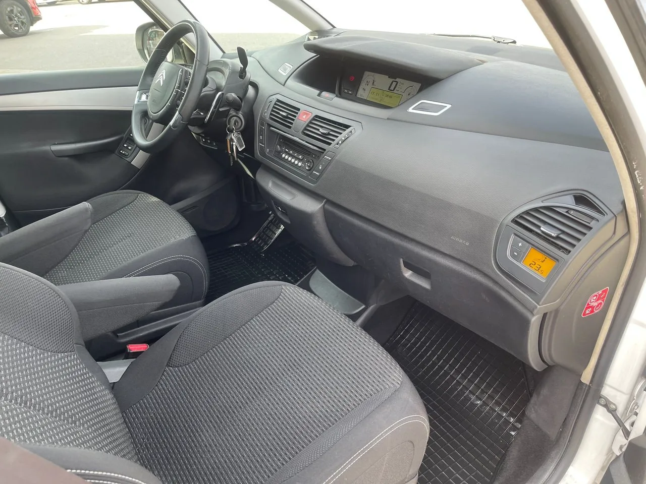 Vehicle image 16