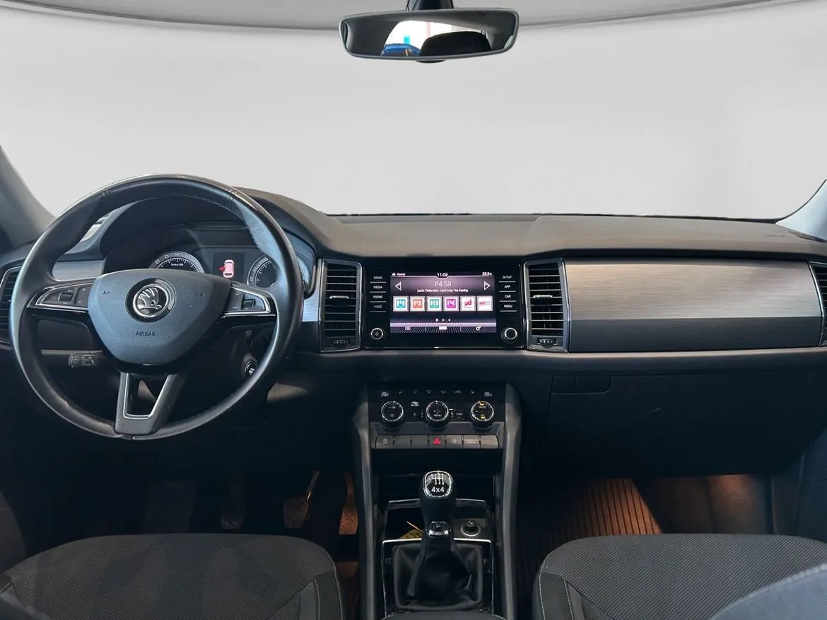 Vehicle image 9