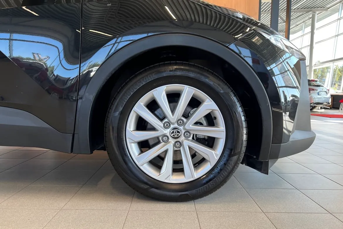 Vehicle image 15