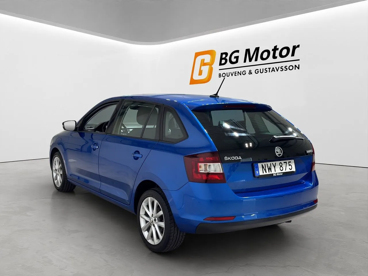 Vehicle image 5