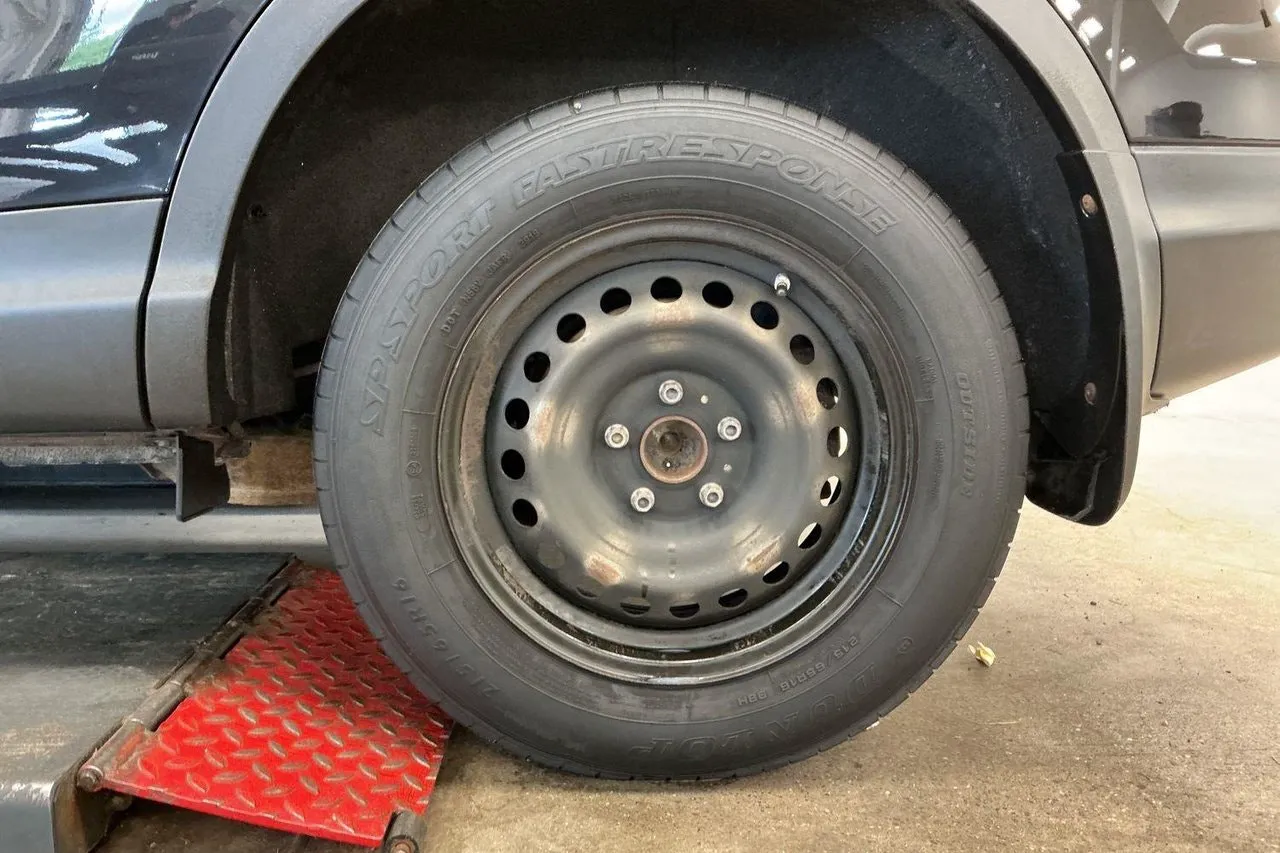 Vehicle image 17