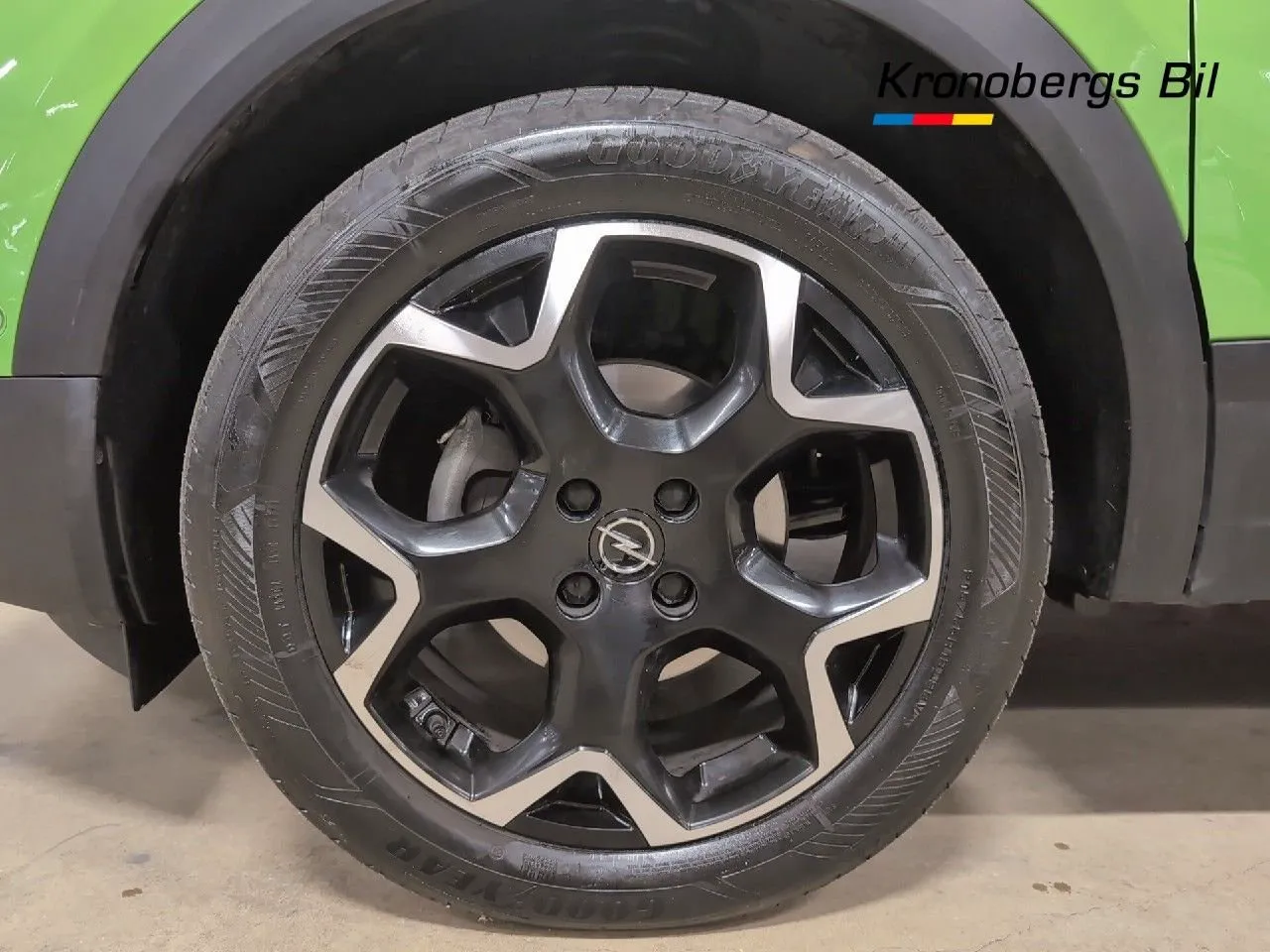 Vehicle image 15