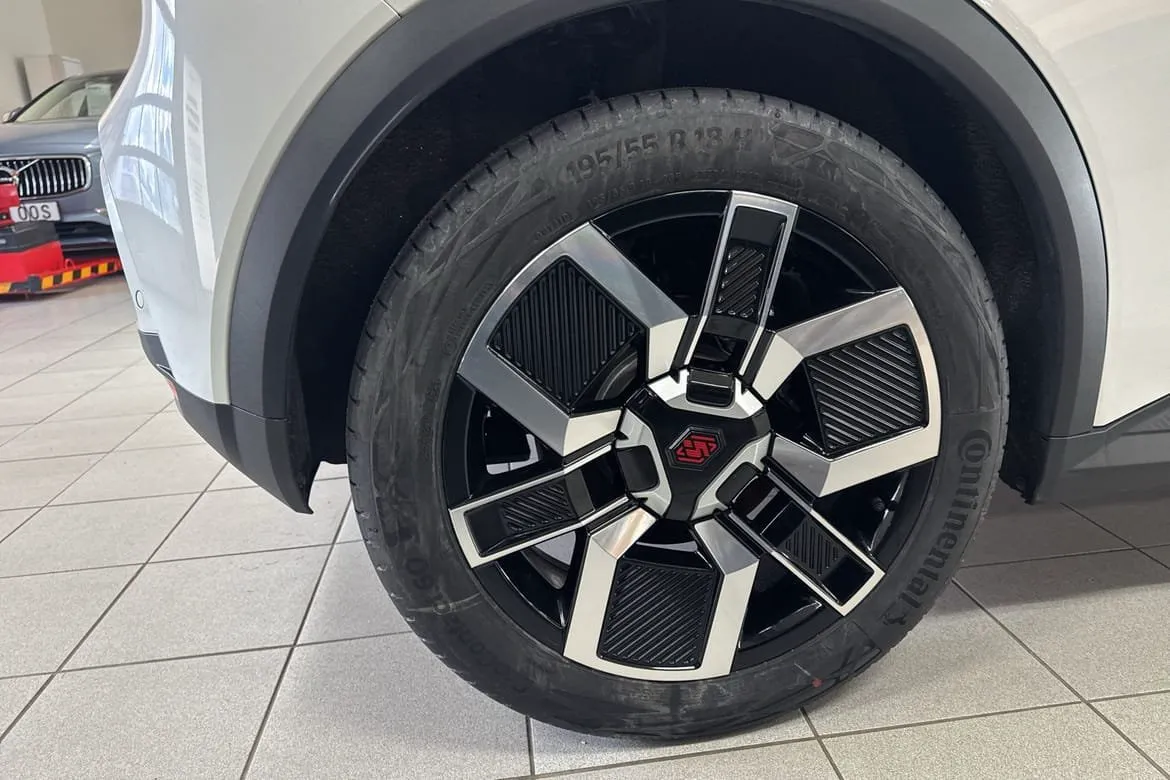 Vehicle image 14