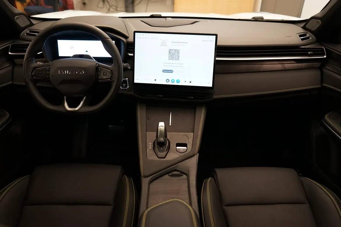 Vehicle image 5