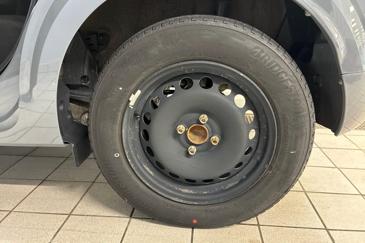 Vehicle image 16