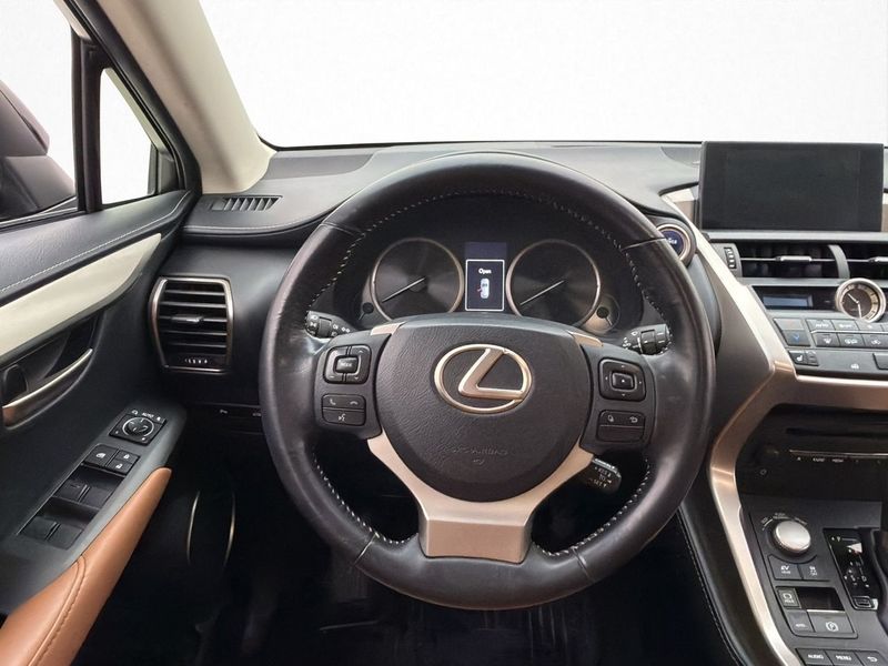 Lexus NX bild 14