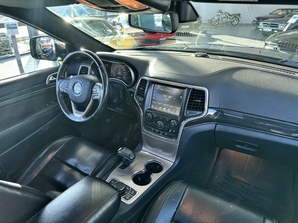 Vehicle image 17